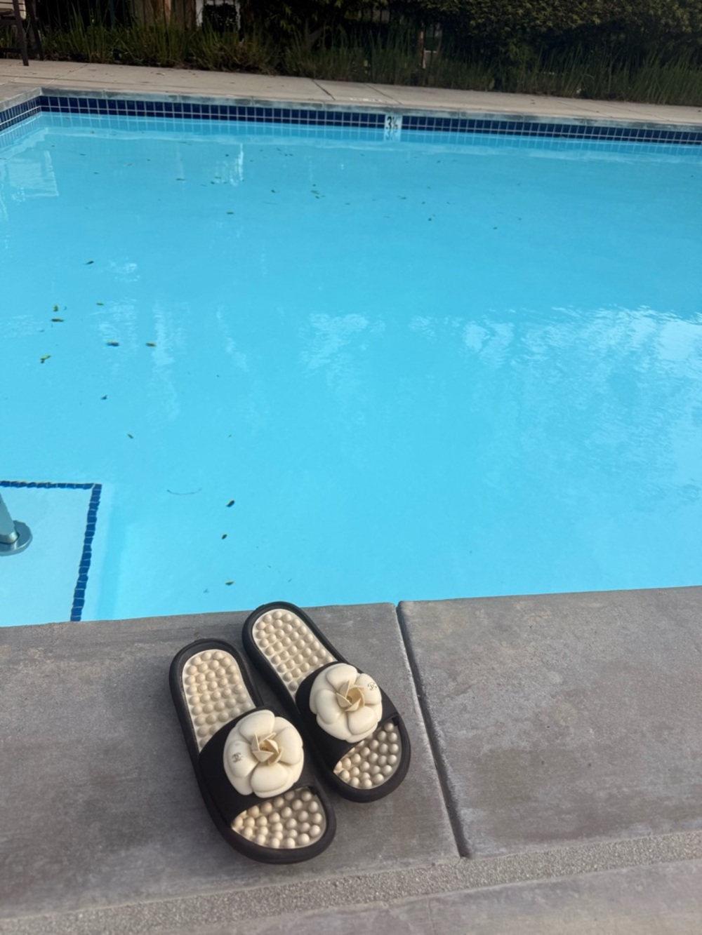 CHANEL Black Slide pool beach Sandals with Cream Camellia Accent CC Logo size 38 - Picture 5 of 7